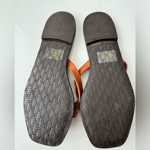 Sam Edelman flip flops. Never been worn. Size 5 - Picture 4 of 5